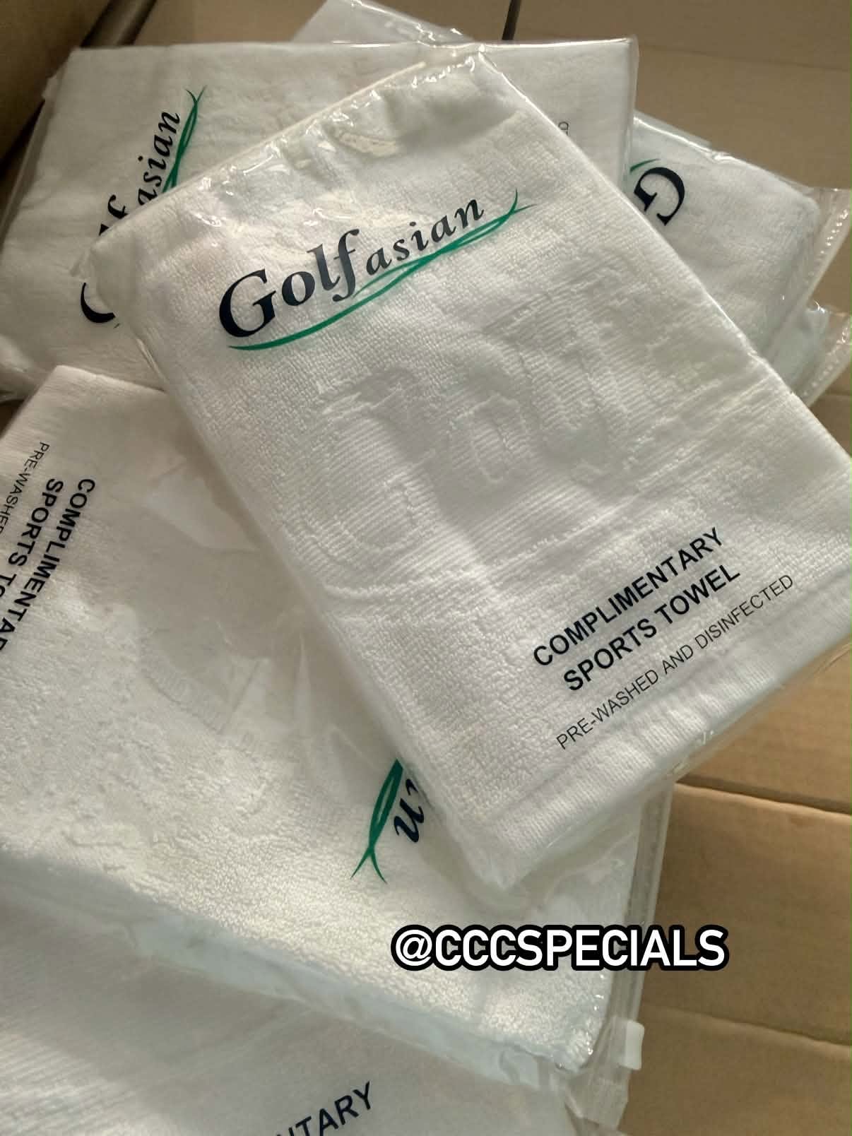 ชุดผ้าขนหนูสำหรับเล่นกีฬา Golfasian แบบบรรจุถุงพร้อมใช้งาน ผ้าขนหนูสีขาวพิมพ์โลโก้ Golfasian บรรจุในถุงพลาสติกสำหรับใช้เป็นของที่ระลึกสำหรับนักกีฬา